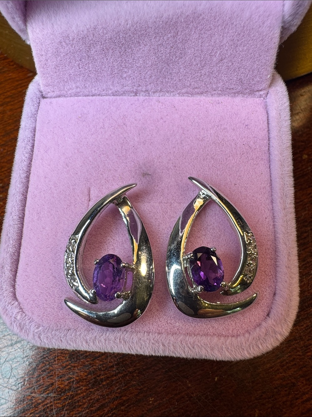 3275-Swarovski‎ crystal elements post earrings. velvet box included.